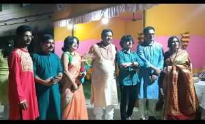 নিজস্ব প্রতিনিধি সম্পা ঘোষ :রবীন্দ্রনাথ ঠাকুর (7th may 1861-7th August 1841)বাংলা পঁজিকা ২২ শে শ্রাবন পালিত হয় রবীন্দ্র জন্মজয়ন্তী।ভারত, তথা গোটা বিশ্বকে অমূল্য সম্পদ দান করে গিয়েছেন রবীন্দ্রনাথ ঠাকুর। দিয়ে গিয়েছেন তাঁর অনবদ্য সৃষ্টি - গান, কবিতা, উপন্যাস, নৃত্যনাটিকা, ছোট গল্প। সারা বিশ্বে তিনি বরেণ্য।সাহিত্যে তাঁর সৃষ্টির জন্য প্রথম ভারতবাসী হিসেবে রবীন্দ্রনাথ নোবেল পুরস্কার পেয়েছিলেন ১৯১৩ সালে। বিশ্বের নানা প্রতিষ্ঠানে পড়ানো হয় তাঁর দর্শন। তাঁর চিন্তাভাবনা আজও সমানভাবে প্রাসঙ্গিক।ব্রিটিশরা তাঁকে 'নাইট' উপাধিতে ভূষিত করে ১৯১৫ সালে। কয়েক বছর পর ভারতের বুক রক্তাক্ত হয় জালিয়ানওয়ালাবাগ কাণ্ডে। ব্রিটিশের গুলিতে প্রাণ হারান অসংখ্য নিরীহ মানুষ। সেই ভয়াবহ, পাশবিক ঘটনার প্রতিবাদে 'নাইট', অর্থাৎ 'স্যার' উপাধি ত্যাগ করেছিলেন কবিগুরু। ভারতবাসী কি ভুলতে বসেছে রবীন্দ্রনাথ কে, আধুনিক তরুণ প্রজন্ম কি রবীন্দ্র চর্চা কম করছেন, ঠিক এমনটাই মনে হচ্ছে অনেকের। রবীন্দ্রনাথ বাঙালির আবেগ, ভালোবাসা, শ্রদ্ধার , বিজয় নগর হাই স্কুল সংলগ্ন পার্ক, পিকনিক গার্ডেনে এবার ৪৪ তম "রবীন্দ্র জন্মজয়ন্তী" পালন করছেন। অনুষ্ঠান আয়োজনে চিনু অধিকারী ও সঞ্জীব অধিকারীর প্রচেষ্টায় চার দিনে ১৪০ জন সংগীত শিল্পী, বাচিক শিল্পী ও নৃত্য শিল্পী উপস্থিত থাকবেন। ৬ ই মে থেকে শুরু হলো চলবে ৯ ই মে অব্দি, প্রতিদিন বিকেল ৪:৩০ থেকে অনুষ্ঠান শুরু হবে চলবে রাত অব্দি,প্রতিদিন গুণী সংগীত শিল্পিরা গান, কবিতা, আবৃতি , নৃত্য,বাদ্যযন্ত্র পরিবেশনের মাধ্যমে "রবীন্দ্র জন্মজয়ন্তী" পালিত হবে । সঞ্জীব অধিকারীর বক্তব্য,আধুনিক প্রজন্ম কে বেশি করে গীতবিতান পড়তে হবে, গীতবিতান আঁকড়ে রাখতে হবে।রবীন্দ্রনাথ কে বাদ দিয়ে আমরা কিছুই করতে পারবো না, কোনো শব্দ চয়ন করতে পারবো না, তাই গীতবিতান রবীন্দ্রনাথ কে আঁকড়ে আমরা সব কিছু করি। "রবীন্দ্র জন্মজয়ন্তী" অনুষ্ঠান সম্বর্ধনা জ্ঞাপন করা হলো প্রখ্যাত সুরকার বুদ্ধদেব গাঙ্গুলীকে এবং ছোট ছোট বাচ্চাদের হাতে পড়ার সামগ্রী তুলে দিলেন। এদিন প্রধান অতিথি হিসেবে উপস্থিত ছিলেন সুরকার বুদ্ধদেব গাঙ্গুলী, বংশীবদন চট্টোপাধ্যায়, কল্যাণ সেন বরাট, মনোতোষ বেড়া,ডঃ দেবাশীষ চ্যাটার্জী,মল্লার ঘোষ তথা বিভিন্ন গুণী শিল্পীরা।